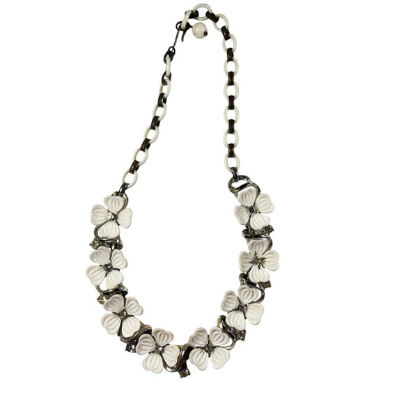 Vintage White Enamel Flower Necklace With Silvertone Chain & Clasp boho fairy - Picture 1 of 3